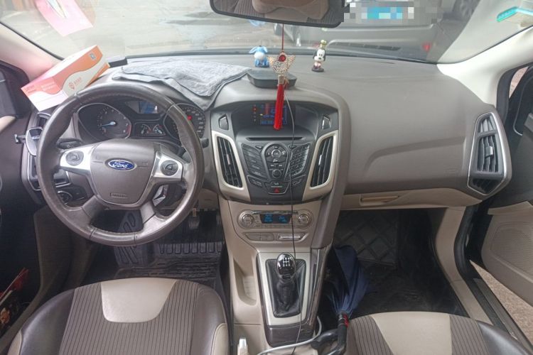 Used Ford Focus 2012 Sedan 1.6L Manual Fashion Edition Center Console