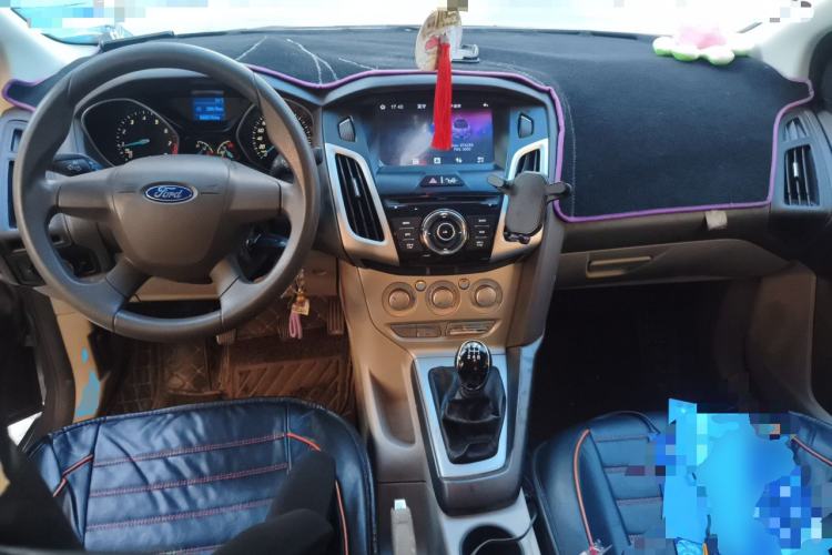 Used Ford Focus 2012 Sedan 1.6L Manual Comfort Model Center Console