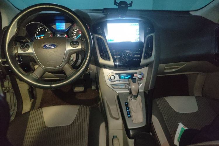 Used Ford Focus 2012 Sedan 1.6L Automatic Fashion Edition Center Console