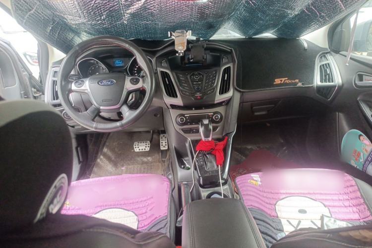 Used Ford Focus 2012 Hatchback 1.6L Automatic Fashion Edition Center Console