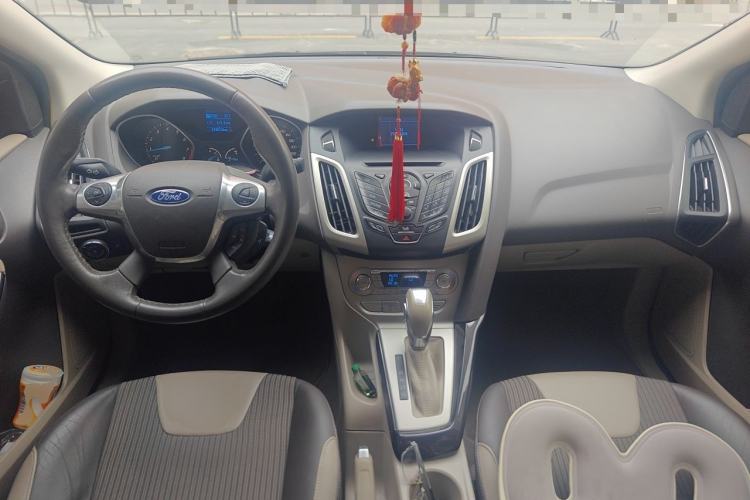 Used Ford Focus 2012 Sedan 1.6L Automatic Fashion Edition Center Console