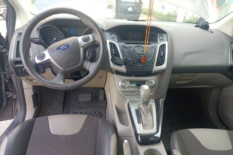 Used Ford Focus 2012 Sedan 1.6L Automatic Fashion Edition Center Console