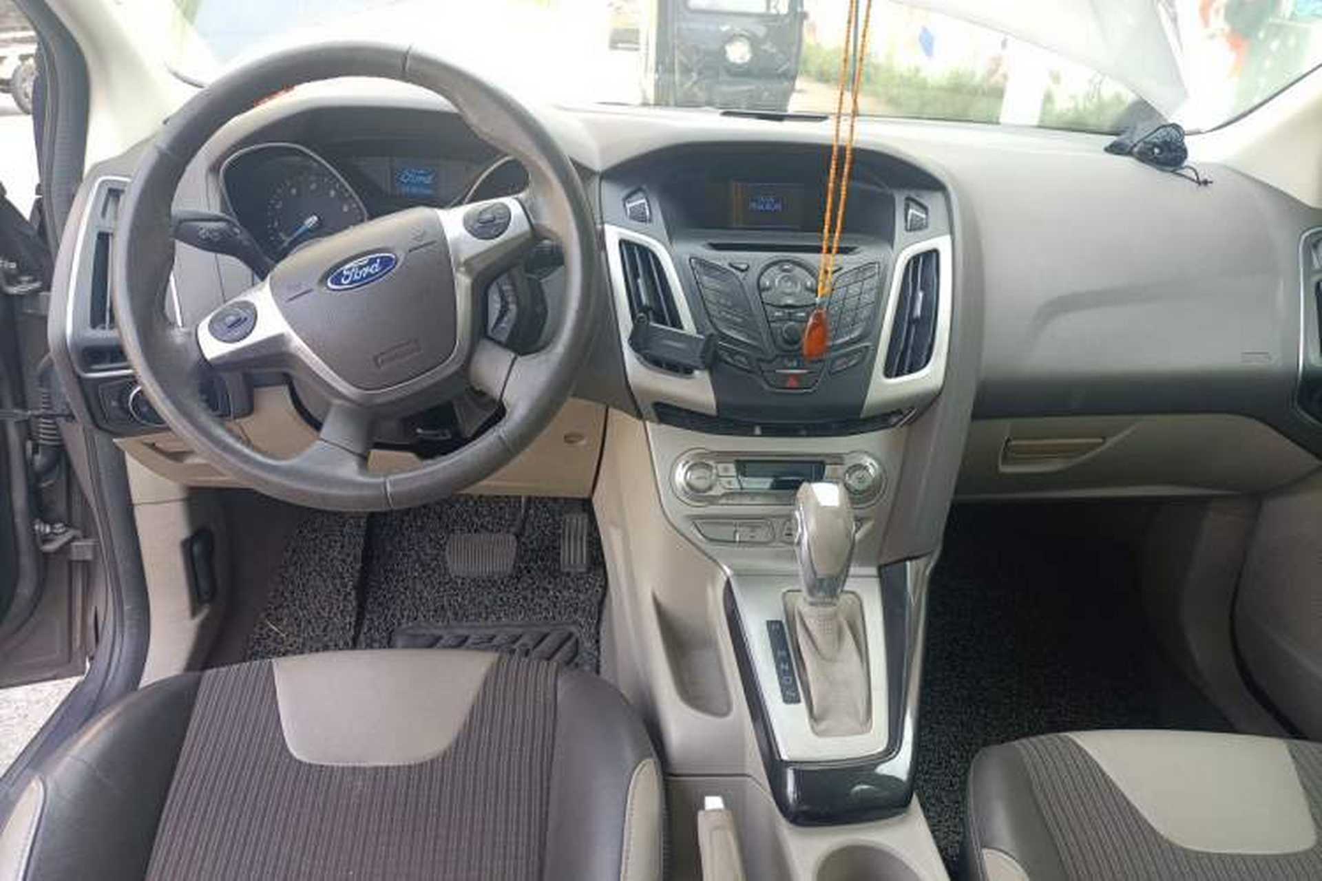 Used Ford Focus 2012 Sedan 1.6L Automatic Fashion Edition Center Console