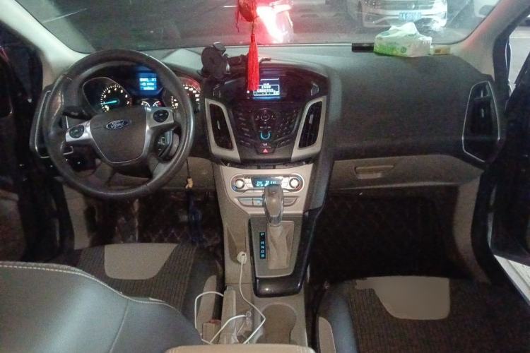 Used Ford Focus 2012 Sedan 1.6L Automatic Fashion Edition Center Console