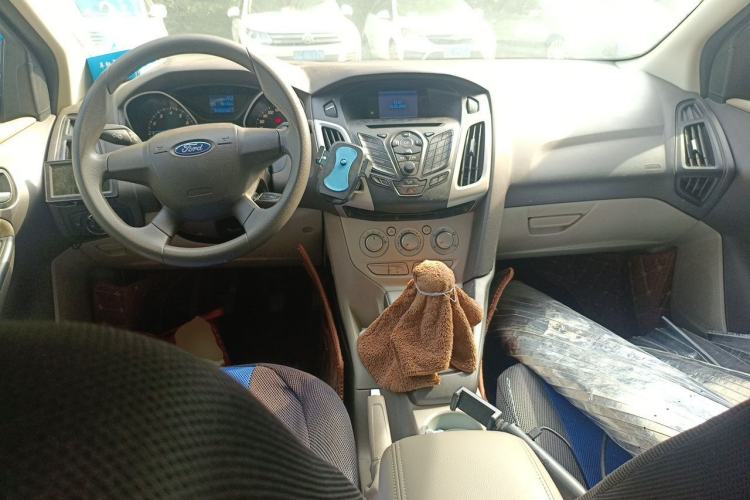 Used Ford Focus 2012 Sedan 1.6L Manual Comfort Model Center Console