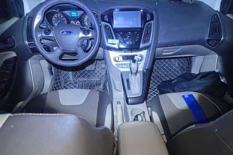 Used Ford Focus 2012 Sedan 1.6L Automatic Fashion Edition Center Console