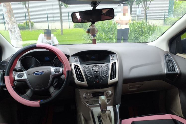 Used Ford Focus 2012 Sedan 1.6L Automatic Fashion Edition Center Console