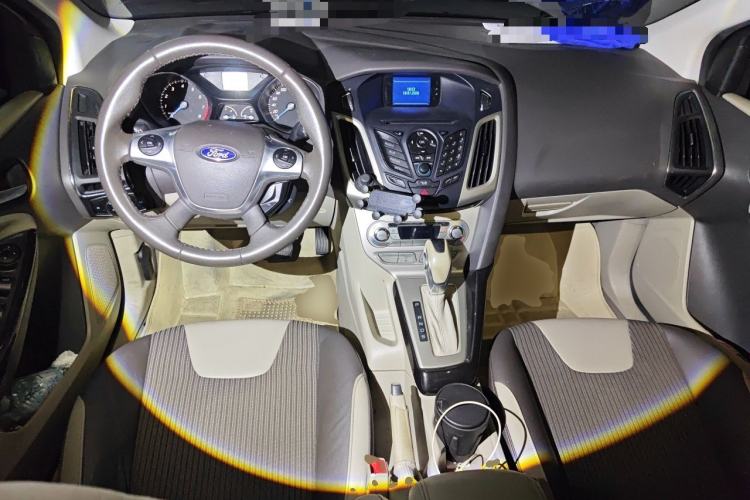 Used Ford Focus 2012 Sedan 1.6L Automatic Fashion Edition Center Console