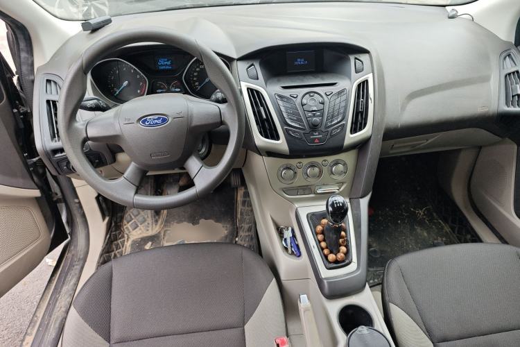Used Ford Focus 2012 Sedan 1.6L Manual Comfort Model Center Console