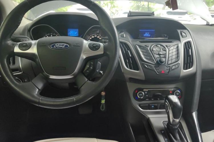 Used Ford Focus 2012 Sedan 1.6L Automatic Fashion Edition Center Console