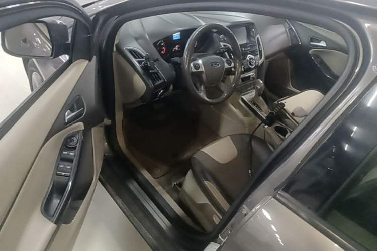 Used Ford Focus 2012 Sedan 1.6L Automatic Fashion Edition Driver Seat