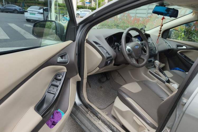 Used Ford Focus 2012 Sedan 1.6L Automatic Fashion Edition Driver Seat
