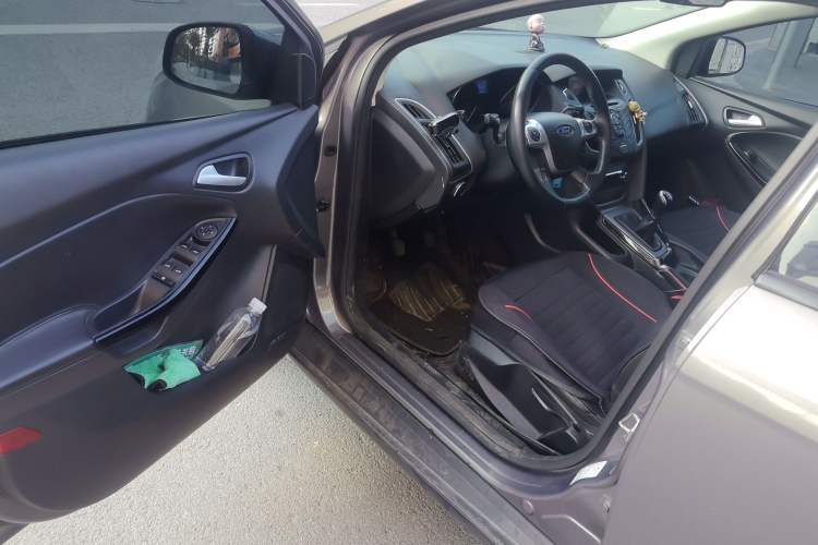 Used Ford Focus 2012 Sedan 1.6L Manual Fashion Edition Driver Seat