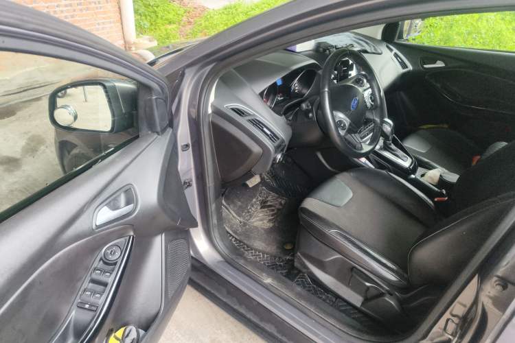 Used Ford Focus 2012 Sedan 1.6L Automatic Fashion Edition Driver Seat