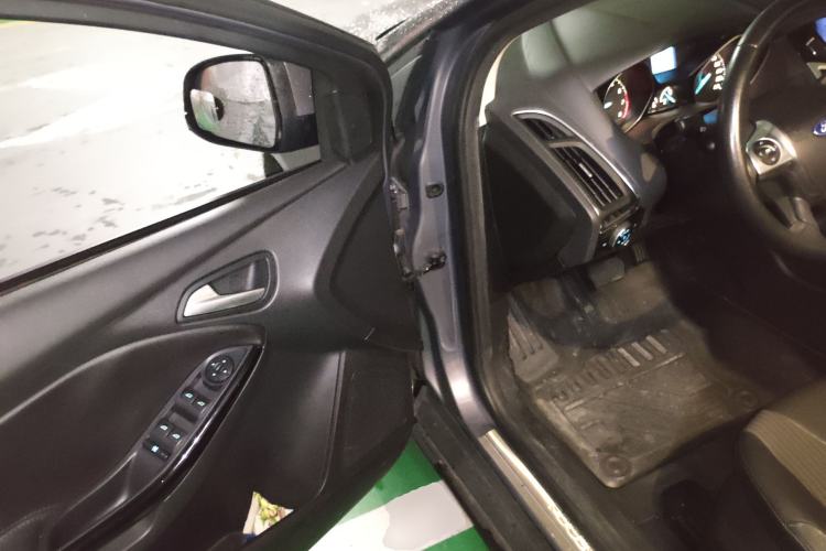 Used Ford Focus 2012 Sedan 1.6L Automatic Fashion Edition Driver Seat