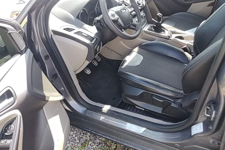 Used Ford Focus 2012 Sedan 1.6L Manual Fashion Edition Driver Seat