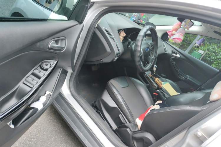 Used Ford Focus 2012 Hatchback 1.6L Automatic Fashion Edition Driver Seat