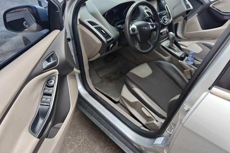 Used Ford Focus 2012 Sedan 1.6L Automatic Fashion Edition Driver Seat