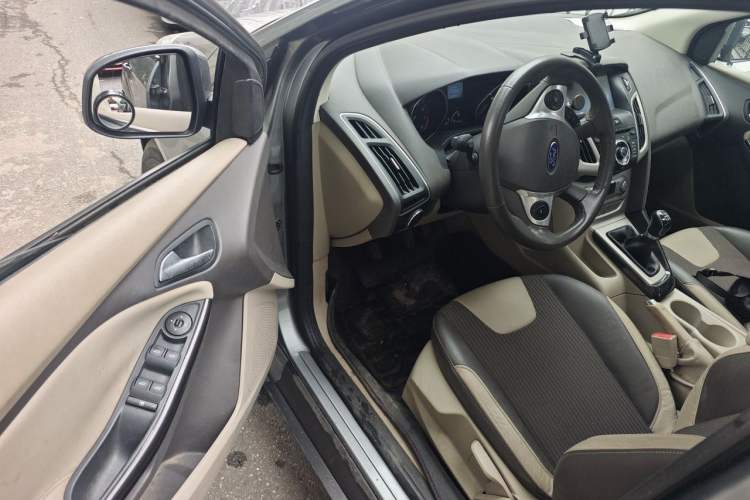 Used Ford Focus 2012 Sedan 1.6L Manual Fashion Edition Driver Seat