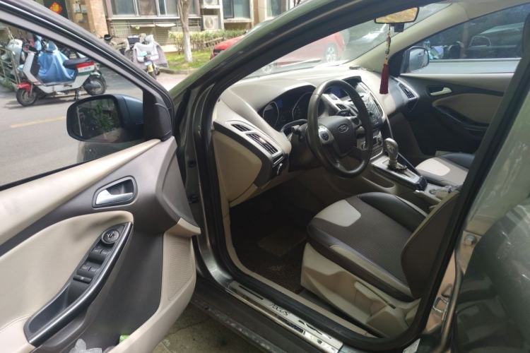 Used Ford Focus 2012 Sedan 1.6L Automatic Fashion Edition Driver Seat
