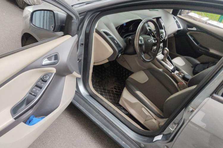 Used Ford Focus 2012 Hatchback 1.6L Automatic Fashion Edition Driver Seat