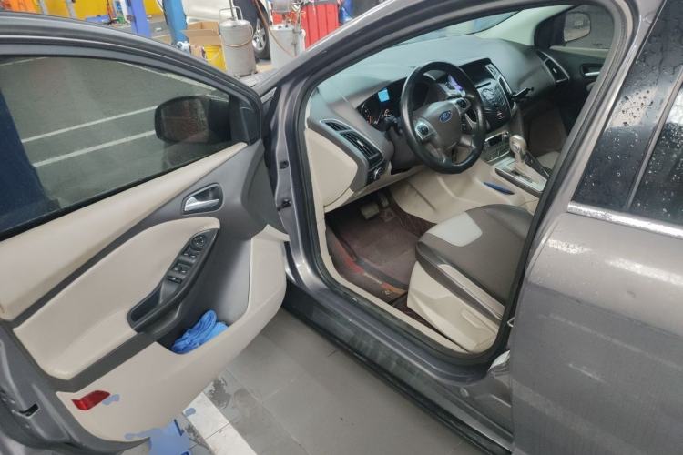 Used Ford Focus 2012 Sedan 1.6L Automatic Fashion Edition Driver Seat