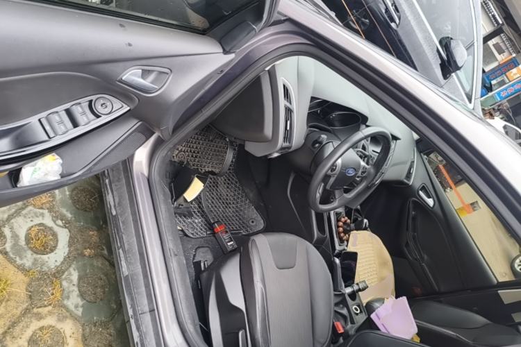 Used Ford Focus 2012 Sedan 1.6L Manual Fashion Edition Driver Seat