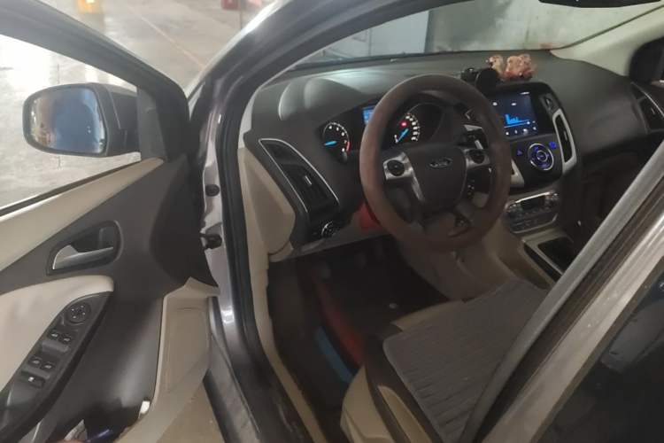 Used Ford Focus 2012 Sedan 1.6L Manual Fashion Edition Driver Seat