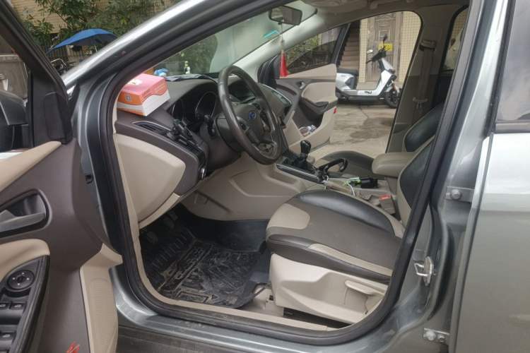 Used Ford Focus 2012 Sedan 1.6L Manual Fashion Edition Driver Seat