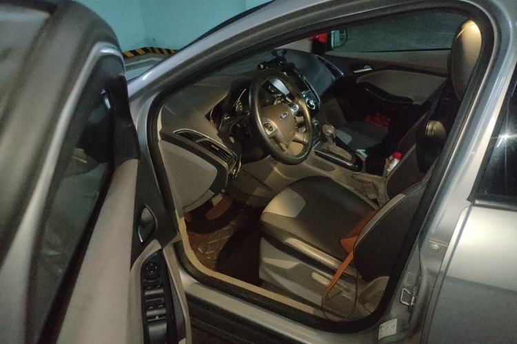 Used Ford Focus 2012 Sedan 1.6L Automatic Fashion Edition Driver Seat