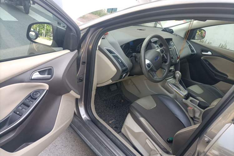 Used Ford Focus 2012 Sedan 1.6L Automatic Fashion Edition Driver Seat