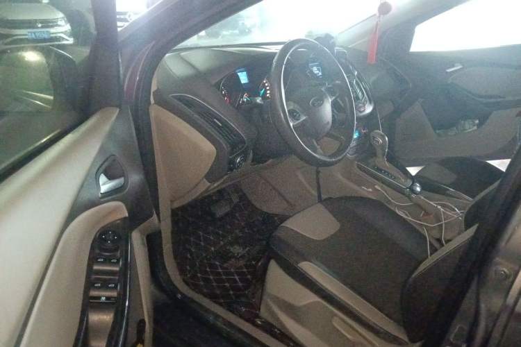 Used Ford Focus 2012 Sedan 1.6L Automatic Fashion Edition Driver Seat