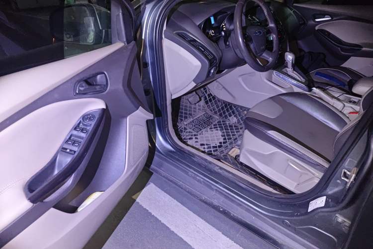 Used Ford Focus 2012 Sedan 1.6L Automatic Fashion Edition Driver Seat