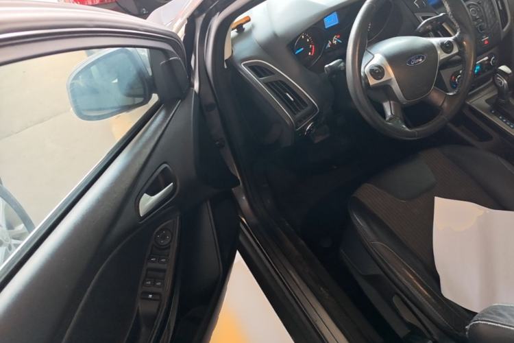 Used Ford Focus 2012 Sedan 1.6L Automatic Fashion Edition Driver Seat