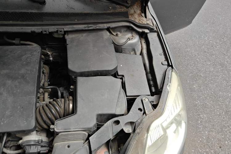 Used Ford Focus 2012 Sedan Classic 1.8L Manual Base Model Engine Bay Left