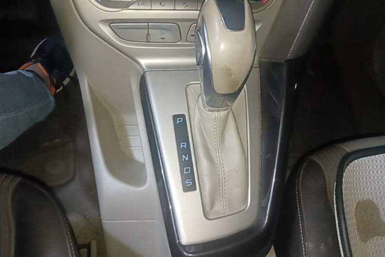 Used Ford Focus 2012 Sedan 1.6L Automatic Fashion Edition Gear Lever