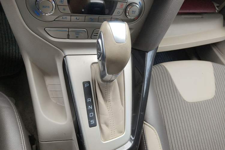 Used Ford Focus 2012 Sedan 1.6L Automatic Fashion Edition Gear Lever