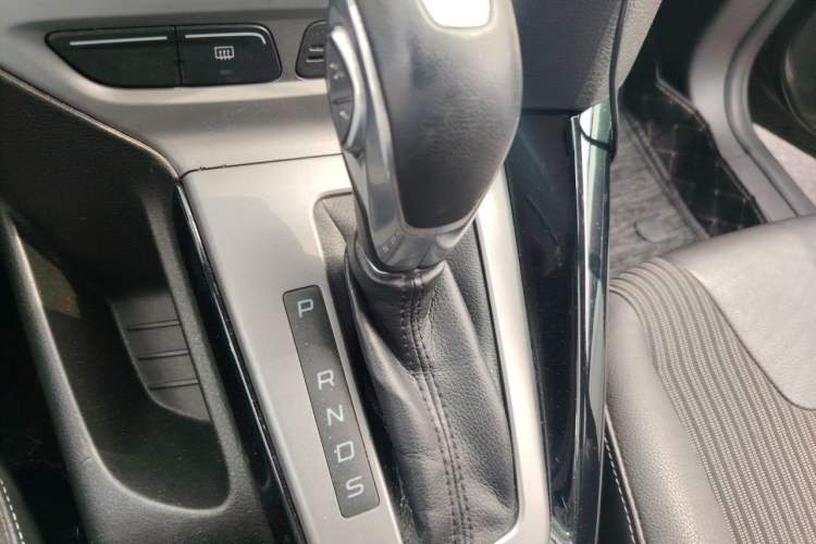 Used Ford Focus 2012 Sedan 1.6L Automatic Fashion Edition Gear Lever