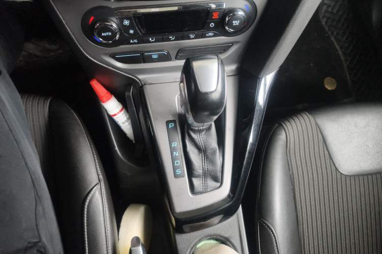 Used Ford Focus 2012 Sedan 1.6L Automatic Fashion Edition Gear Lever