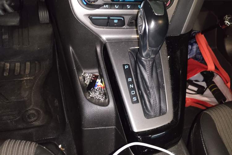 Used Ford Focus 2012 Sedan 1.6L Automatic Fashion Edition Gear Lever