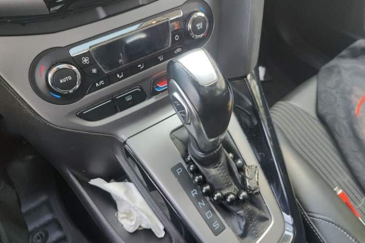 Used Ford Focus 2012 Sedan 1.6L Automatic Fashion Edition Gear Lever