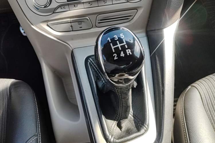 Used Ford Focus 2012 Sedan 1.6L Manual Fashion Edition Gear Lever