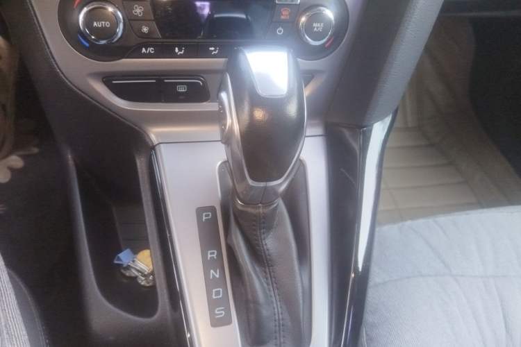 Used Ford Focus 2012 Sedan 1.6L Automatic Fashion Edition Gear Lever