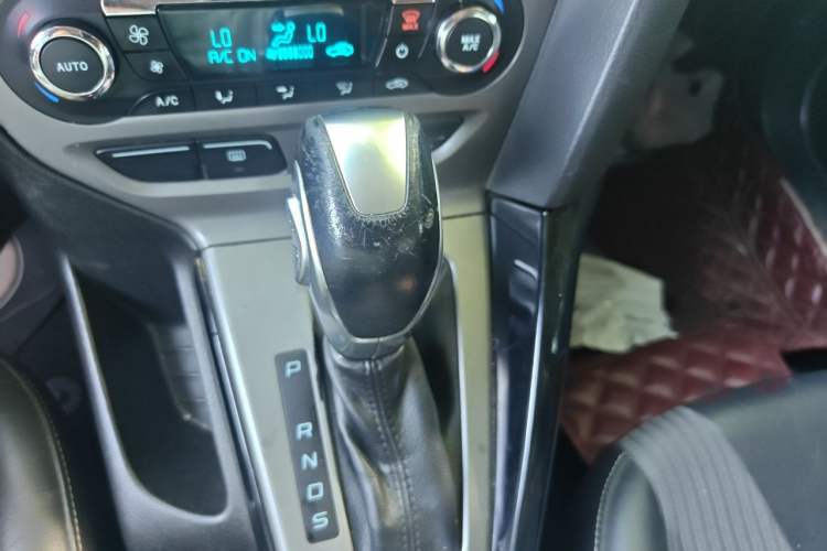 Used Ford Focus 2012 Sedan 1.6L Automatic Fashion Edition Gear Lever
