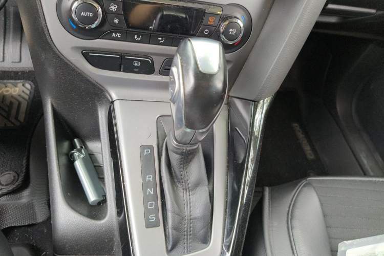 Used Ford Focus 2012 Sedan 1.6L Automatic Fashion Edition Gear Lever