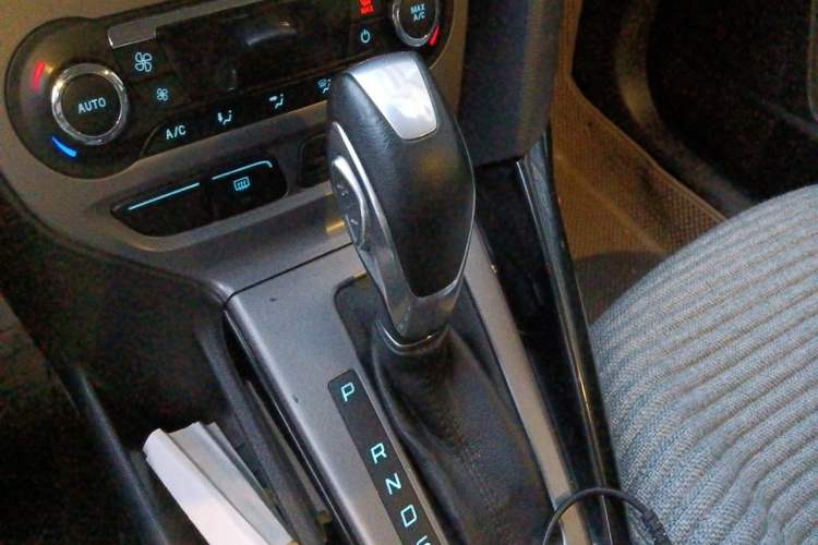 Used Ford Focus 2012 Sedan 1.6L Automatic Fashion Edition Gear Lever