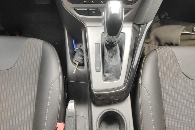 Used Ford Focus 2012 Sedan 1.6L Automatic Fashion Edition Gear Lever