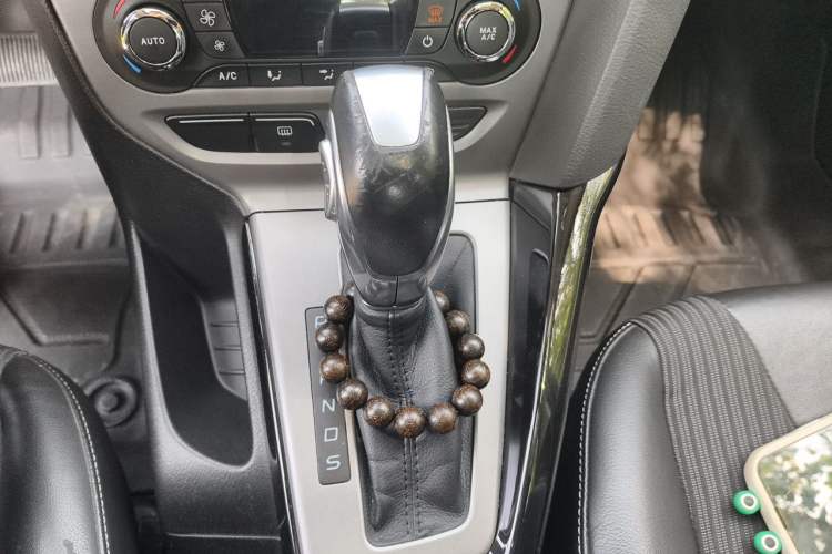 Used Ford Focus 2012 Sedan 1.6L Automatic Fashion Edition Gear Lever