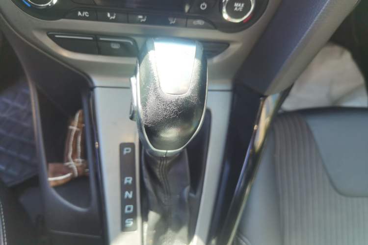 Used Ford Focus 2012 Sedan 1.6L Automatic Fashion Edition Gear Lever