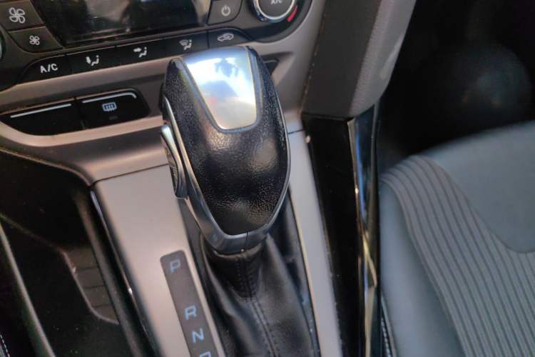 Used Ford Focus 2012 Sedan 1.6L Automatic Fashion Edition Gear Lever